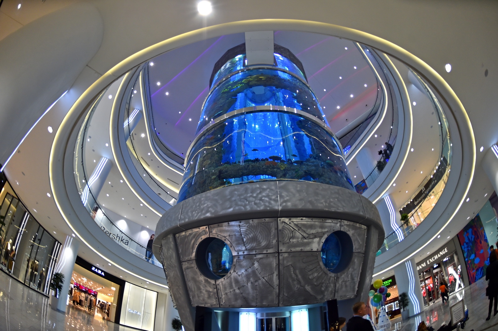 Огромный аквариум. Авиапарк лифт в аквариуме. Славянский бульвар метро торговый центр океания. Торговый центр океания на славянском бульваре аквариум. Тц авиапарк аквариум.