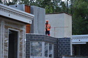 Каменщик и арматурщик вошли в число востребованных профессий в Москве