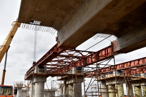На Молодогвардейской развязке забетонирован последний пролет эстакады