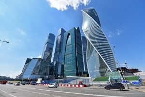 Начался демонтаж кранов на крыше «Башни Федерация» в Сити