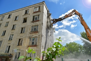 Дом по реновации в ЮЗАО разобрали по технологии «умного сноса»
