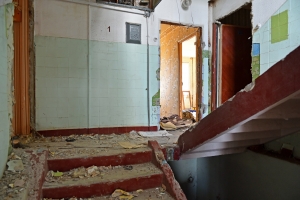 В Можайском районе приступили к сносу дома по программе реновации