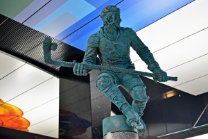 На станции метро «ЦСКА» установили скульптуры известных спортсменов - Хуснуллин