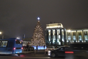 Шесть девелоперов украсили центр Москвы новогодними ёлками