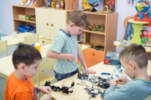 Детский сад с пешеходными зонами в районе Богородское готовят к вводу