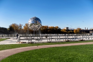 Гигантская луна украсила набережную возле делового центра «Москва-Сити»