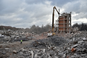 В Красной Пахре снесли жилой дом-долгострой