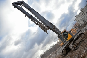 В районе Строгино снесли незаконно возведенный металлический ангар