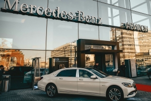 Cобянин открыл дилерский центр «Мерседес» в бывшем цехе ЗИЛа