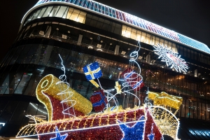 Светящуюся елку, оленей и павлинов установили у ТРЦ «Щёлковский»