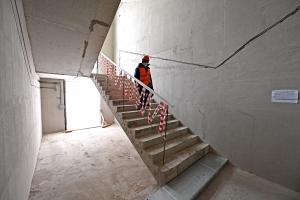 Начался демонтаж лестниц в доме №1 проблемного ЖК «Воскресенское»