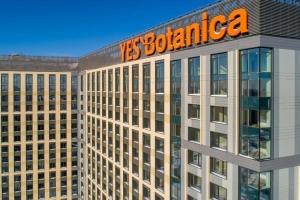 Зенитный фонарь смонтирован в атриуме торгового центра в Ростокино