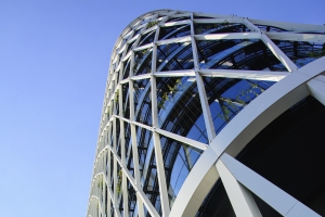 Фасады бизнес-центра «Земельный» озеленили в «сингапурском стиле»