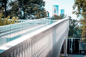 В Московском зоопарке завершают остекление перил моста