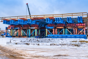 Подпорные стены моста через затон Новинки возведены на 60%