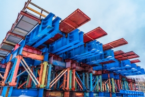 Бочкарев заявил, что автомобильный мост через затон Новинки готов на 80%