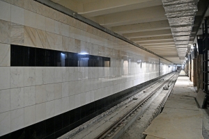 Западный вестибюль станции БКЛ метро «Варшавская» облицуют мрамором и гранитом