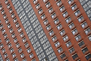 Витражи и безбарьерная среда: как выглядит первый дом по реновации в Рязанском районе