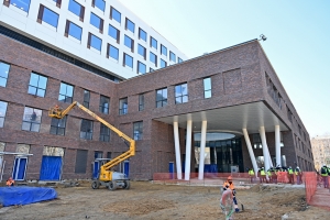 Начался монтаж тяжелого оборудования в новом комплексе МКНЦ им. Логинова