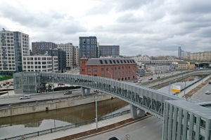 ТПУ «Электрозаводская»: новый пешеходный мост связал два берега реки