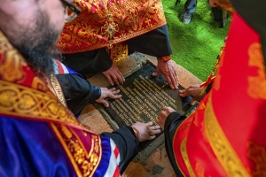 В храме Успения Богородицы на Берёзовой аллее установлен закладной камень
