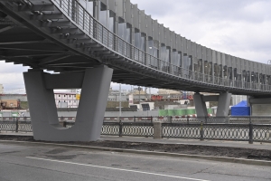 Пешеходный мост через Яузу гармонично вписан в ландшафт