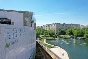 Стеклянный фасад и терраса на крыше: каким будет бывший советский кинотеатр «Баку»