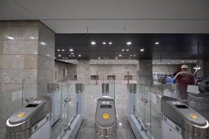 В вестибюле станции «Сокольники» БКЛ метро установлены турникеты