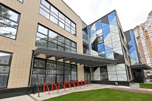 Осмотр школы с дошкольным отделением в районе Левобережный. С. Собянин, А. Бочкарёв