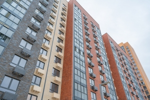 Дом по реновации на Сиреневом бульваре готовят к заселению