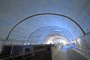 На платформе станции метро «Физтех» устанавливают световое оборудование