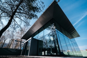 Стеклянный куб появился у парка «Покровское-Стрешнево»