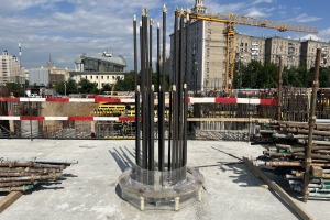 Ведется устройство опор под колонны-«ножки» в ЖК «Бадаевский»