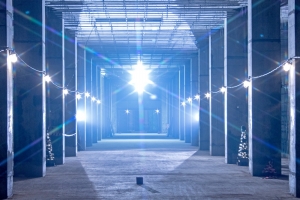 В вестибюле станции метро «Корниловская» выполнено витражное остекление