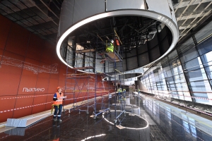 На станции метро «Пыхтино» завершается монтаж витражных конструкций