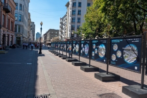 Строительство как искусство: выставка ко Дню строителя открылась на Арбате