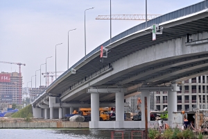 Специальные технологии использовали при строительстве моста через затон Новинки