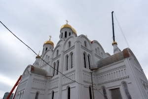 Кресты установили на строящемся храме Успения Пресвятой Богородицы
