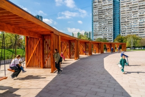 Сад с амфитеатром создан около ледового дворца в районе Ясенево