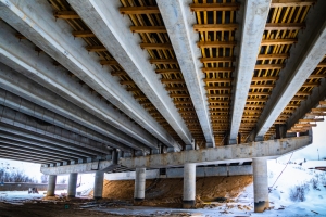 На северо-востоке реконструируют участок дороги и построят мост