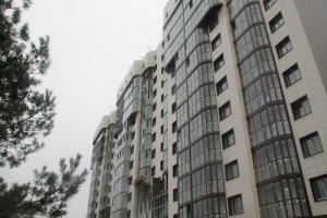 На проблемном доме в Кокошкине приступили к устройству системы видеонаблюдения