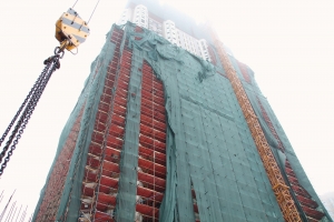 В стилобате проблемного ЖК «Академ Палас» начат монтаж лифтового оборудования