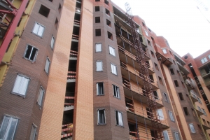 В корпусе № 2 проблемного ЖК «Воскресенское» начался монтаж лестничных маршей