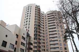 Началось устройство стяжки на крыше паркинга в проблемном ЖК «Малыгина, 12»