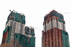 Начался демонтаж строительных лесов на корпусе А проблемного ЖК «Академ Палас»