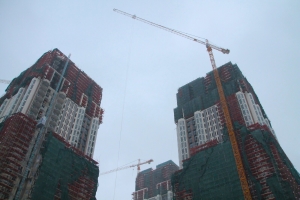 На стройплощадку проблемного ЖК «Академ Палас» завезены эскалаторы для стилобата