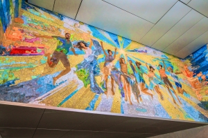 Мозаичное панно смонтировано над эскалаторами станции метро «Университет Дружбы Народов»