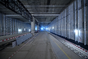 Завершена облицовка пола платформы станции метро «Бачуринская»