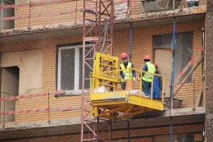 Для двух домов проблемного ЖК «Воскресенское» доставили лифтовое оборудование