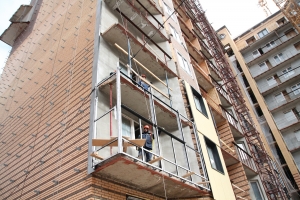 Началось остекление балконов дома №2 проблемного ЖК «Воскресенское»